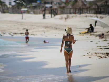 Una mujer camina en Playa Ballenas, en Cancún, a inicios de agosto.