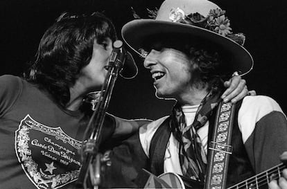 Bob Dylan e Joan Baez, antigos amantes, interpretam uma canção no palco durante a turnê 'A Rolling Thunder Revue', que os reuniu de novo.