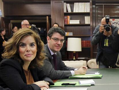 Soraya Sáenz de Santamaría, Álvaro Nadal, José Enrique Serrano y Ramón Jáuregui, durante la reunión celebrada en La Moncloa para iniciar el traspaso de poderes.