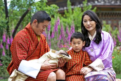 La familia real de Bután, en la primera foto con su segundo hijo, nacido el 19 de marzo de 2020.