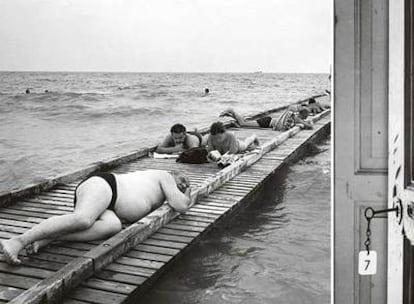 A la izquierda, una imagen de Philippe Séclier de Lido de Jesolo. A la derecha, puerta de una habitación del Hotel Saboya en Ischia.