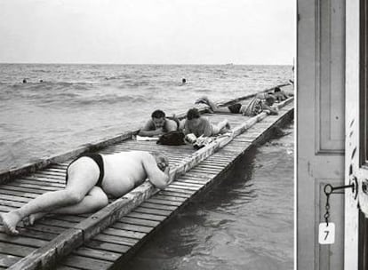 A la izquierda, una imagen de Philippe Séclier de  Lido de Jesolo. A la derecha,  puerta de una habitación del Hotel Saboya en Ischia.