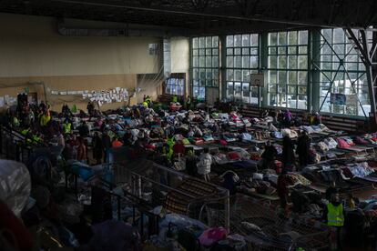 Pabellón deportivo de Hrubieszow (Polonia), reconvertido en centro de acogida de refugiados. 