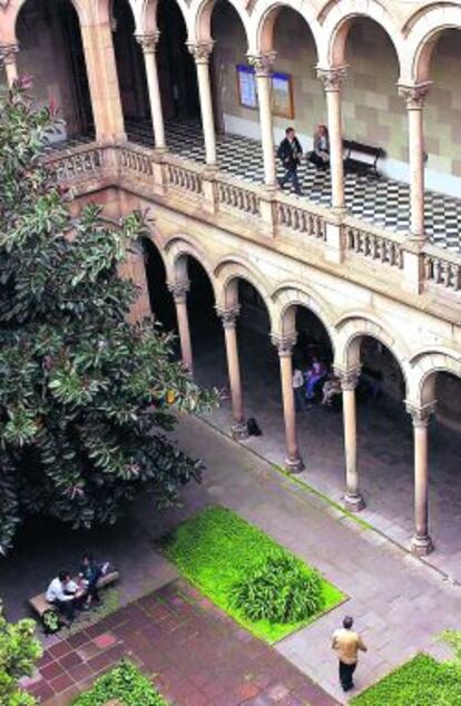 Claustro de la Universidad de Barcelona.