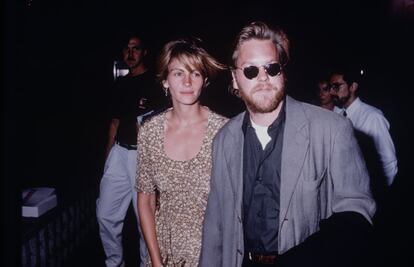 <strong>¿Quiénes son?</strong> La novia de América, Julia Roberts (Georgia, 1967), y Kiefer Sutherland (Londres, 1966), actor y chico rebelde. <strong>¿Cómo ocurrió?</strong> Se conocieron en el rodaje de ‘Línea mortal’ (1990) y se comprometieron al año siguiente. 72 horas antes de celebrar la boda, Julia decidió fugarse con el mejor amigo del novio, Jason Patric. Pero en esta historia no hay buenos ni malos. Kiefer le había engañado la semana antes con una bailarina de ‘streptease’ del club ‘Crazy girls’. <strong>¿Cómo acabaron?</strong> Julia alimentó a la prensa del corazón de los 90 con su vida sentimental y protagonizó ‘Novia a la fuga’ (1999), inspirándose en su propia experiencia. Ahora está casada con el cámara Daniel Moder desde 2002, padre de sus tres hijos. Kiefer no le guarda rencor. Al contrario. “Fue honesta consigo misma y en el fondo sé que hizo lo correcto. El tiempo ha demostrado que era lo mejor que podía haber pasado”, confesó el actor, que se casó un par de veces y tiene un hijo.