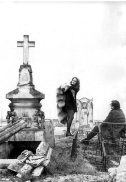 Carmen Sevilla entrevistada por Chicho Ibáñez Serrador, en 1971 para la revista 'Historias para no dormir', en lo que quedaba del cementerio de Chamartín de la Rosa. |