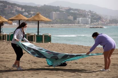 Dos mujeres extienden una toalla en la playa de La Malagueta, este miércoles. 