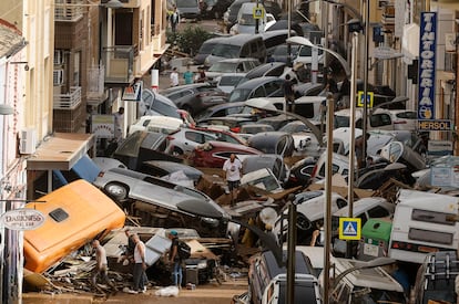 Vehículos arrastrados por la riada y amontonados este miércoles en una calle de Sedaví (Valencia).