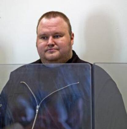 El alemán Kim Schmitz o Dotcom, fundador de la popular página de descargas MegaUpload, en prisión preventiva en Auckland, Nueva Zelandia. EFE/Archivo