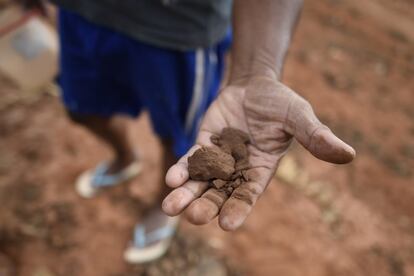 Parte do rejeito continua em várias das propriedades rurais que margeiam os rios da região.