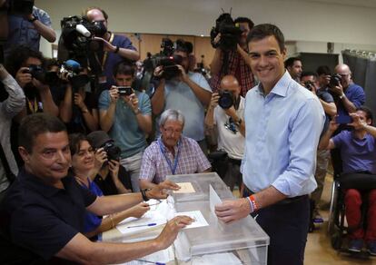Pedro Sánchez, candidato socialista a la presidencia del Gobierno, en el momento de depositar su voto.
