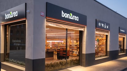 Exterior de un supermercado BonÀrea.