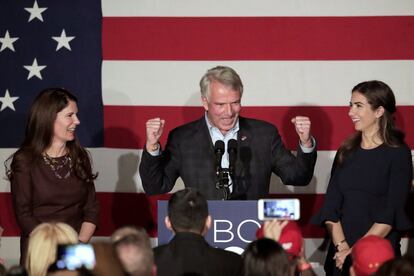 El candidato por el Partido Republicano Bob Hugin, junto a su esposa e hija, durante su discurso el 6 de noviembre de 2018, en Mountainside, Nueva Jersey.