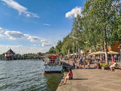 Ambiente veraniego en el lago de Drw?ca, en Ostrda.