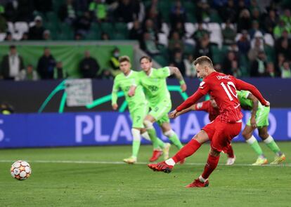 Rakitic lanza el penalti que le valió al Sevilla el gol del empate a uno contra el Wolfsburgo.