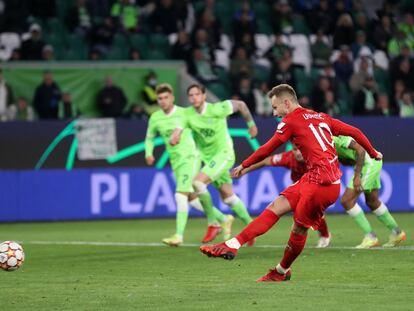 Rakitic lanza el penalti que le valió al Sevilla el gol del empate a uno contra el Wolfsburgo.