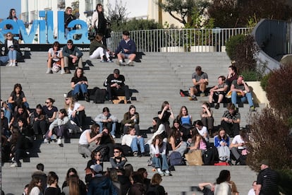 Turistas en las escaleras de Las Setas, en la plaza de la Encarnación, en Sevilla. ALEJANDRO RUESGA