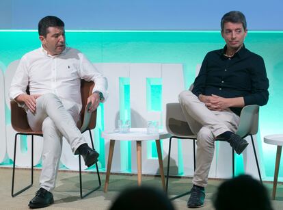 Alfredo García (izquierda), supervisor y divulgador nuclear, y autor de Geoestrategia de la Bombilla, y Pedro Fresco, autor de El nuevo orden verde y exdirector general de Transición Ecológica en la Generalitat Valenciana. 