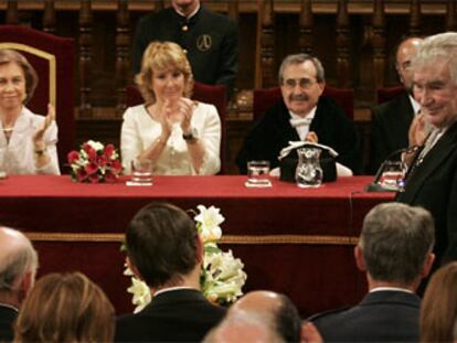 De izquierda a derecha, José Luis Rodríguez Zapatero, don Juan Carlos y doña Sofía, Esperanza Aguirre y Virgilio Zapatero aplauden al poeta Antonio Gamoneda (derecha).