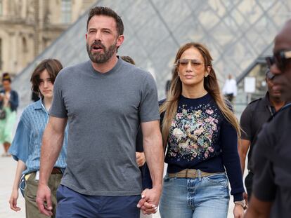 Jennifer Lopez y Ben Affleck paseando a las afueras del museo del Louvre, el 26 de julio, durante su luna de miel en París.