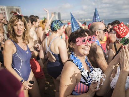 Primer bany de l'any 2019 a la Platja de la Barceloneta.