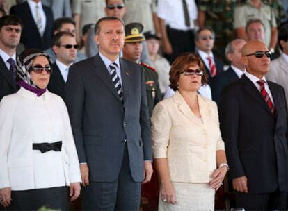 El líder turcochipriota, Mehmet Ali Talat, a la derecha, acompañado del primer ministro turco, Reccep Tayyip Erdogan, izquierda, durante la parada militar por la celebración del 34 aniversario de la invasión de la isla por parte del Ejército turco.