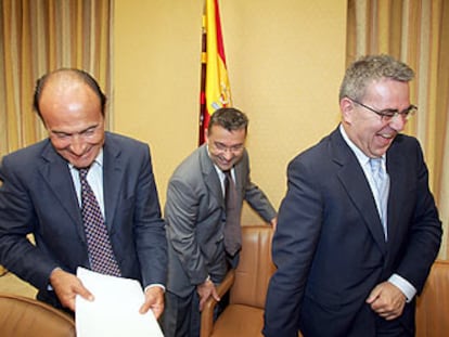 Santiago López Valdivielso (a la izquierda), ex director de la Guardia Civil, a su llegada a la comisión.