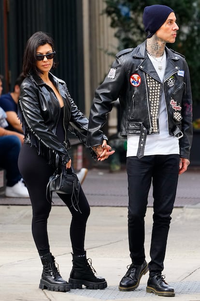 Kourtney Kardashian y Travis Barker. Durante este año, la mayor del clan Kardashian ha ido dejando atrás su estilo fiel a las tendencias del momento en favor de conjuntos oscuros y rockeros más cercanos a la imagen de su prometido, el batería Travis Barker.