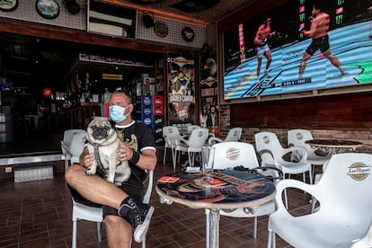 Un hombre en un establecimiento de hostelería en Benidorm.