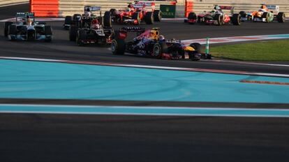 Los bólidos ruedan sobre el circuito de Yas Marina.