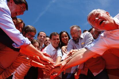 Los candidatos de Ciudadanos, al final del mitin.