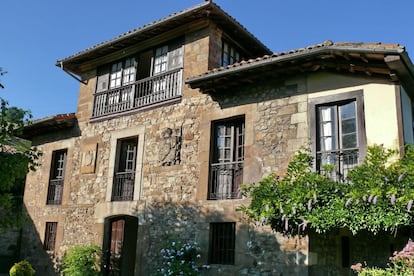 Esta casa palacio asturiana ha permanecido en manos de la misma familia desde su construcción, en el año 1553, cuando se fundó el mayorazgo.