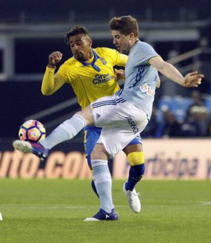 Andreu Fontàs despeja la pelota ante el acoso de Boateng.