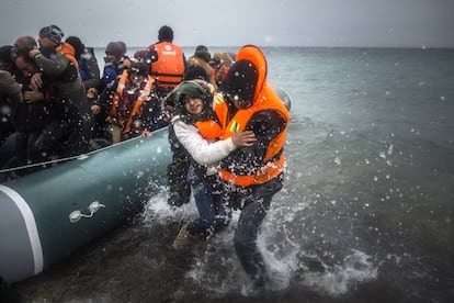 Un grupo de inmigrantes desembarca el pasado enero en las costas griegas.