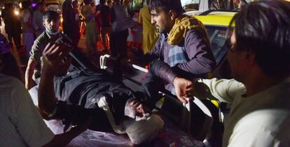 Un herido es trasladado hacia un hospital de emergencia, en Kabul, este jueves. 