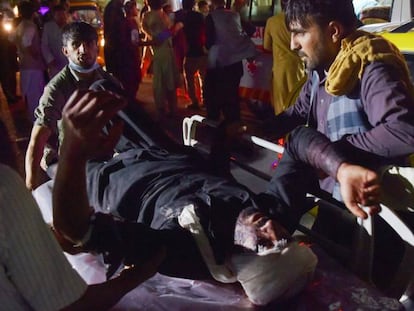Un herido es trasladado hacia un hospital de emergencia, en Kabul, este jueves. 