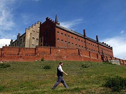 El castillo Hoheneck, construido en el siglo XIII, fue hogar de reyes y luego prisión, hasta mayo de 2001.