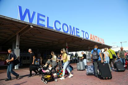 Viajeros, la mayoría procedentes de Rusia, a su llegada a la ciudad turca de Antalya, el 22 de septiembre.