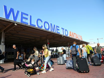 Viajeros, la mayoría procedentes de Rusia, a su llegada a la ciudad turca de Antalya, el 22 de septiembre.