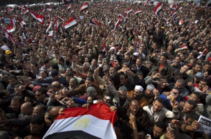 Manifestantes anti-Mubarak, en la plaza de la Liberación de Egipto.