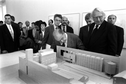 Jordi Pujol observa en 1995 la maqueta del museo ante la mirada de Pasqual Maragall y Richard Meier.