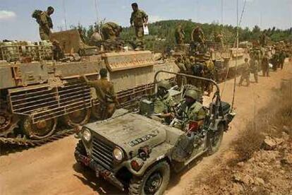 Soldados y vehículos blindados israelíes, ayer en la frontera con Líbano.