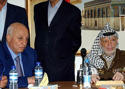 El presidente palestino, Yasir Arafat (derecha), junto al primer ministro Ahmed Qurei ayer en Ramala.