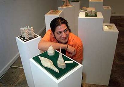 El artista cubano Carlos Garaicoa, en su exposición de la Sala Montcada.