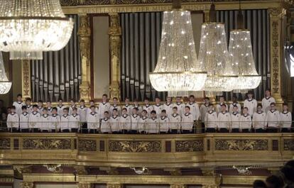 Coro infantil durante el ensayo general del Concierto de Año Nuevo, en la Sala Dorada de la Musikverein, de Viena, ayer miércoles.