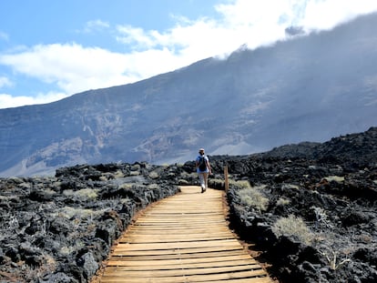 Una mujer camina por el sendero volcánico de la localidad de La Frontera, en la isla de El Hierro.