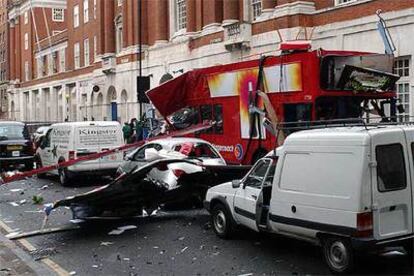 Autobús de dos pisos con el techo arrancado por la explosión registrada en el metro,  cerca de Russell Square, el pasado jueves.