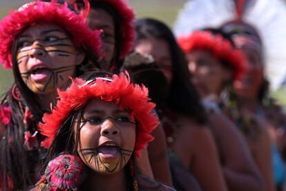 Mulheres brasileiras da tribo Pataxó participam de dança durante a manifestação.