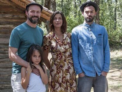 The cast of ‘Refugiados,’ from left to right: Will Keen, Dafne Keen, Natalia Tena and David Leon.