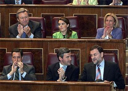 Diputados del PP durante el pleno de ayer. En primera fila, Eduardo Zaplana, Ángel Acebes y Mariano Rajoy.